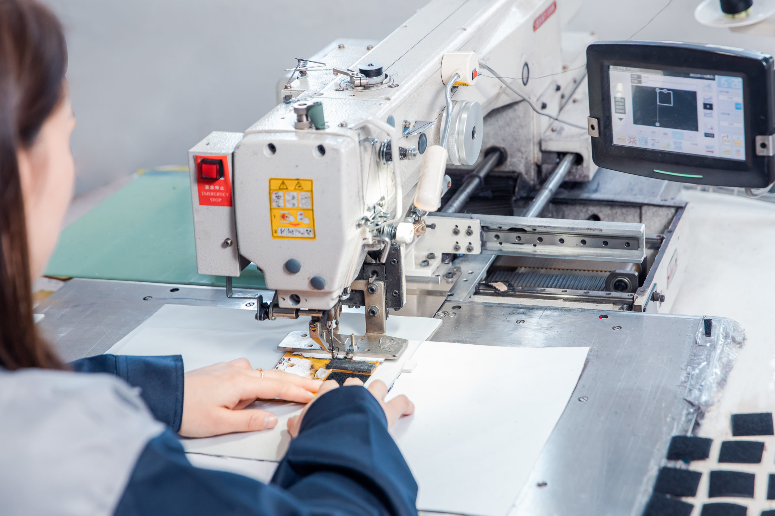 In the sewing workshop, workers skillfully use automated equipment to sew.